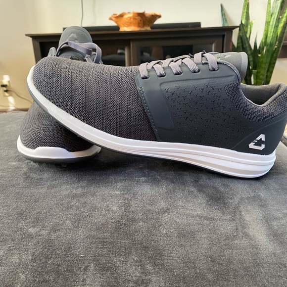 Mens Cuater golf shoes by Travis Mathew. Size 8.5 - Picture 1 of 6